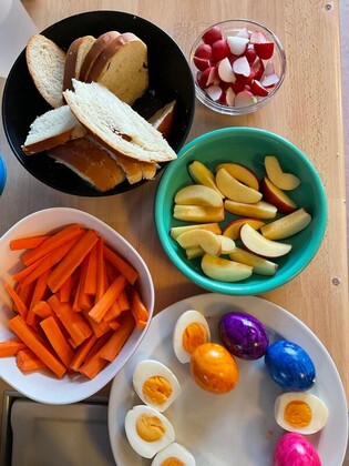 Osterfeier mit gemeinsamen Osterfrühstück