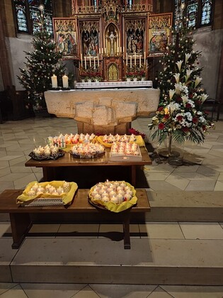 Pfarrer Lorenz spendet uns den Blasiussegen